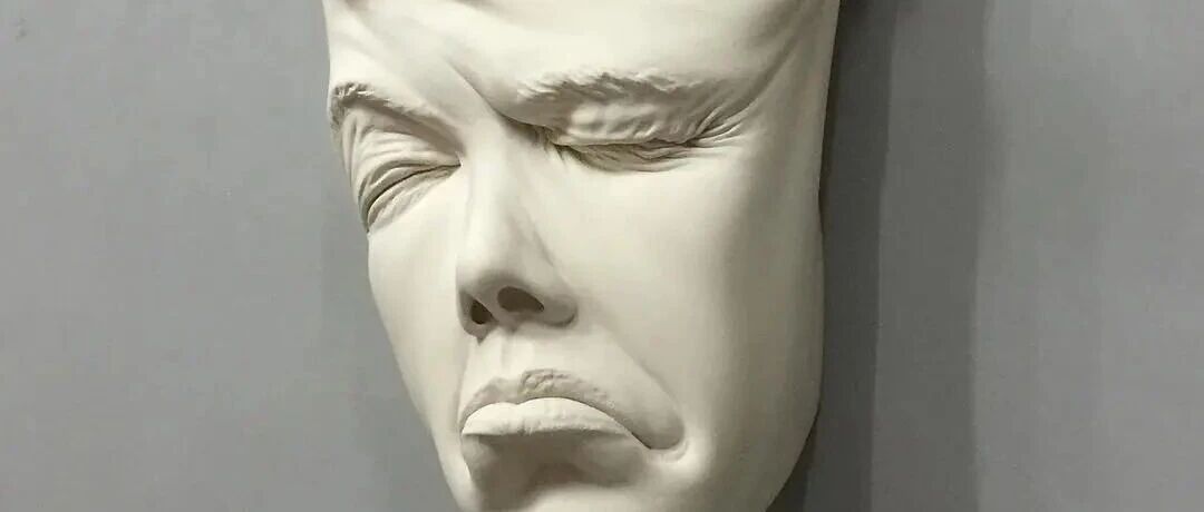 He dropped out of school at the age of 18, and at the age of 31, he became popular with 60,000 fans by "engraving" an expression. Every detail was outrageous